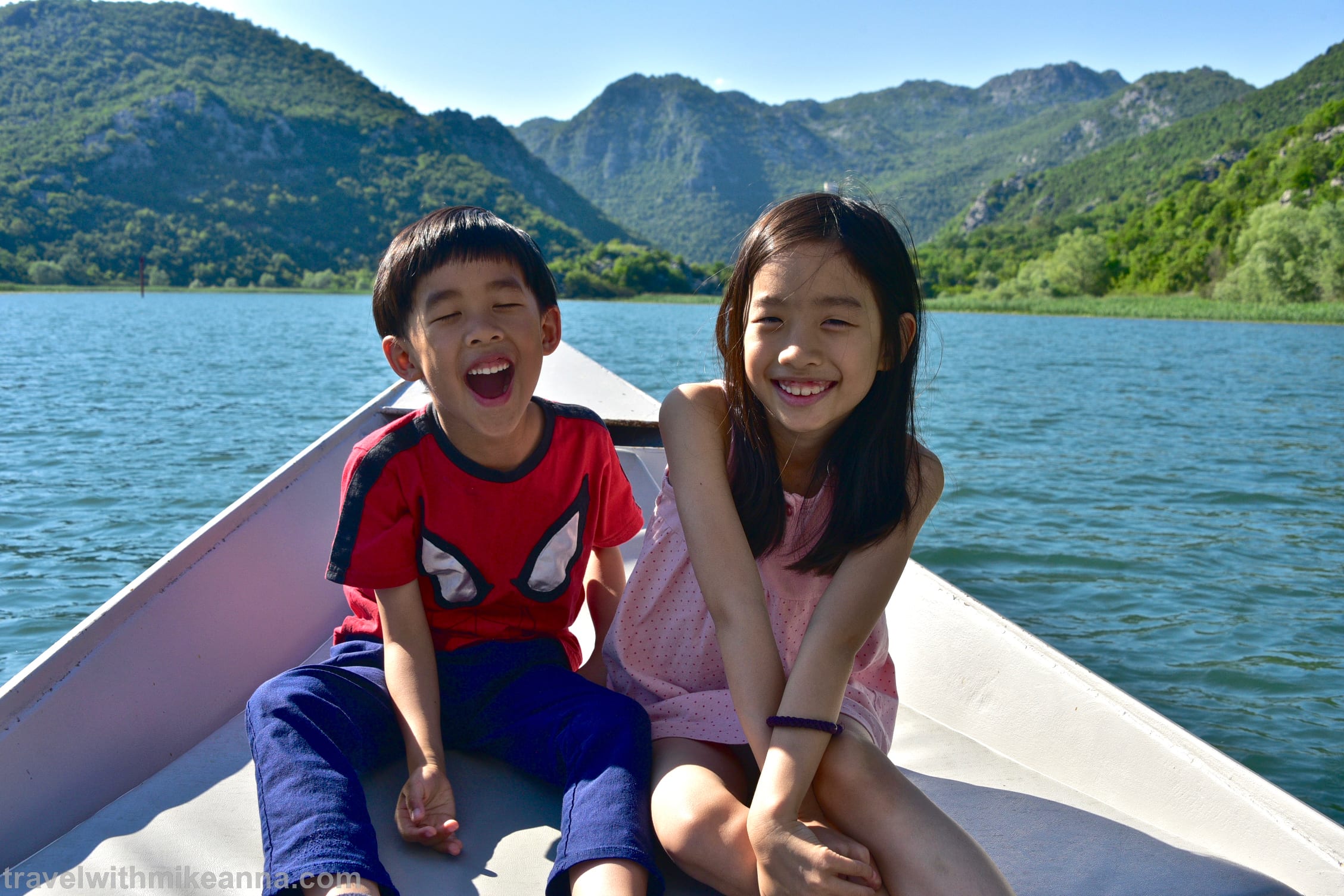 午餐後湖邊包船遊湖四十分鐘景致還好但孩子倒是玩得開心