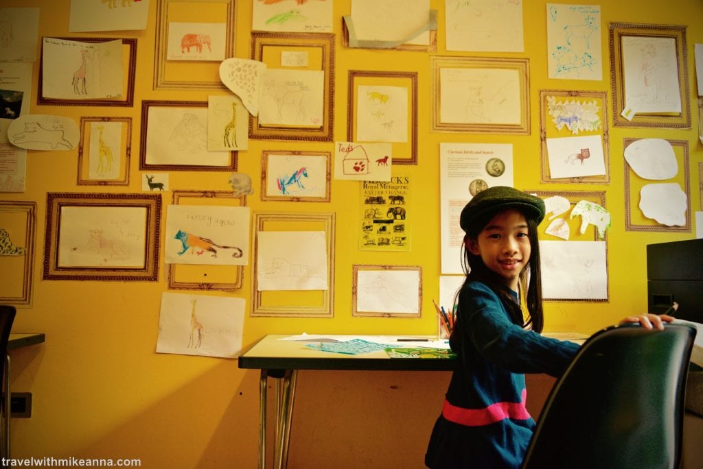 美術館內有兒童互動區讓孩子自由創作後貼在牆上