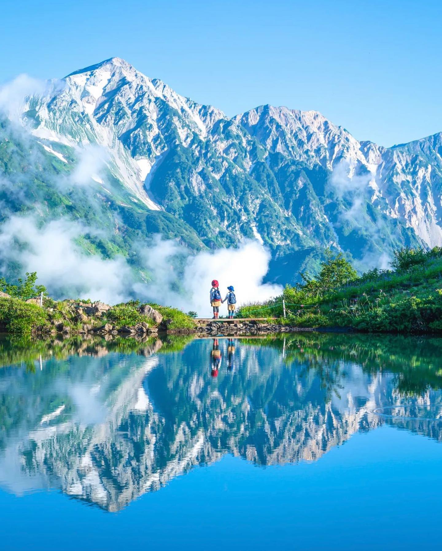 🇯🇵 【長野 Nagano】白馬 八方池
⛰️ 八方池是白馬岳最知名的絕景之一。水池位於海拔2060多米，無風時如同一面巨大的鏡子，能完美倒映著白馬連峰
❤️八方池四季有不同美景，秋天可以欣賞火紅楓葉，初夏則能一覽殘雪餘存的銀白世界，昂景色非常壯觀，是日本中部地區最具代表性的攝影地點
📷credit@kaji_nori06#japantravel #nagano #hakuba #長野旅行 #白馬八方池 #八方池 #把世界當教室🌍 #travelwithmikeanna