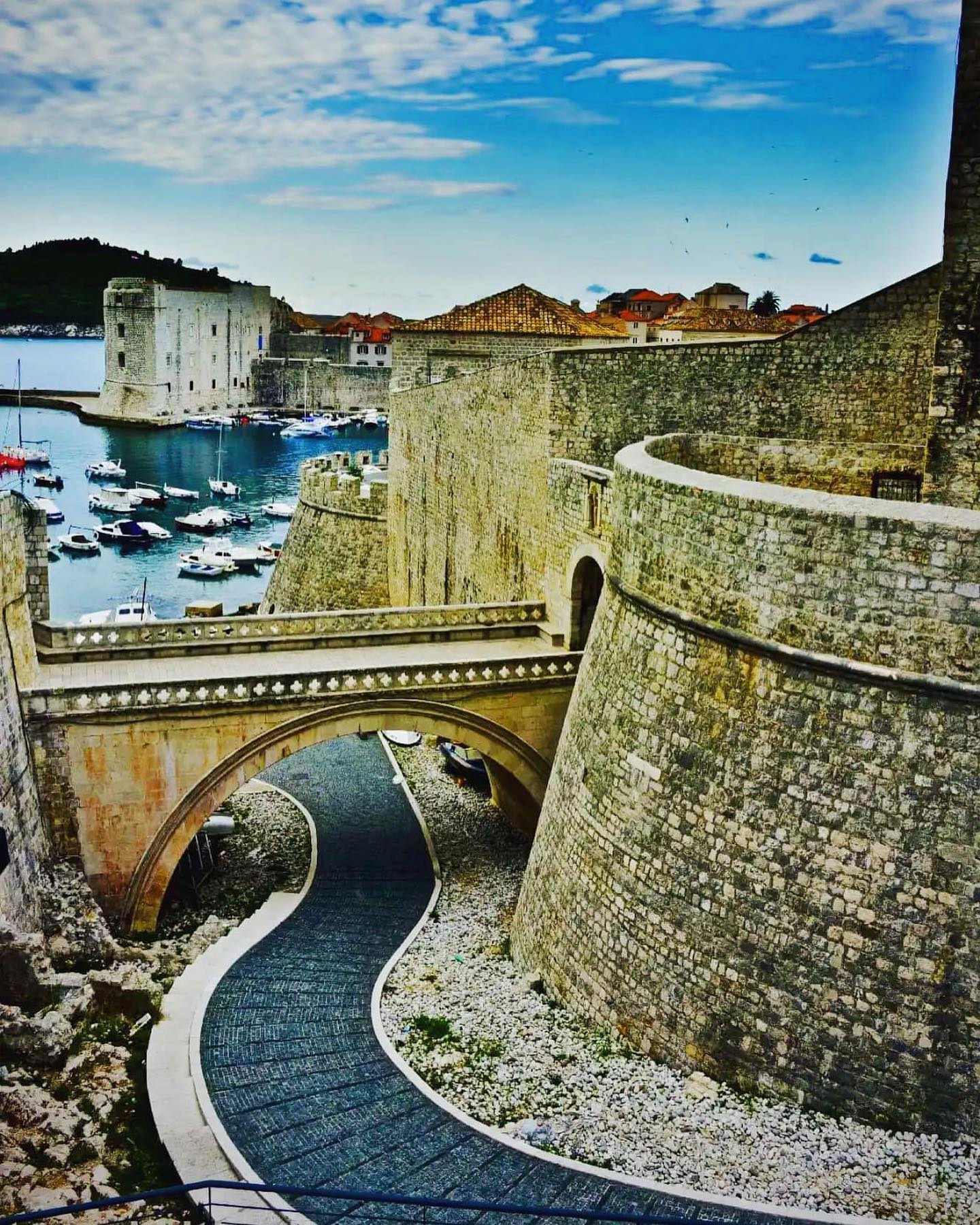 🇭🇷【Croatia 克羅埃西亞】杜布羅夫尼克
⛵️Dubrovnic號稱”亞得里亞海之明珠“，在中世紀全盛期號稱有五百艘商船的艦隊，與威尼斯齊名
🏰舊城區推薦走著名的city wall walk繞古城一圈後到城牆內漫步。上下起伏的山丘地貌，搭配古老的窄巷弄，可發現許多有趣的畫面
👨‍👩‍👧家庭旅行TIP: 考慮住在古城旁民宿，第二天一大早七點去舊城散步，可以見識到寧靜異常無人空城，只剩下早起慢跑與學生上學的在地畫面。

#croatia #dubrovnik #dubrovnikoldtown #克羅埃西亞 #杜布羅夫尼克 #杜布羅夫尼克古城 #把世界當教室🌍 #travelwithmikeanna
