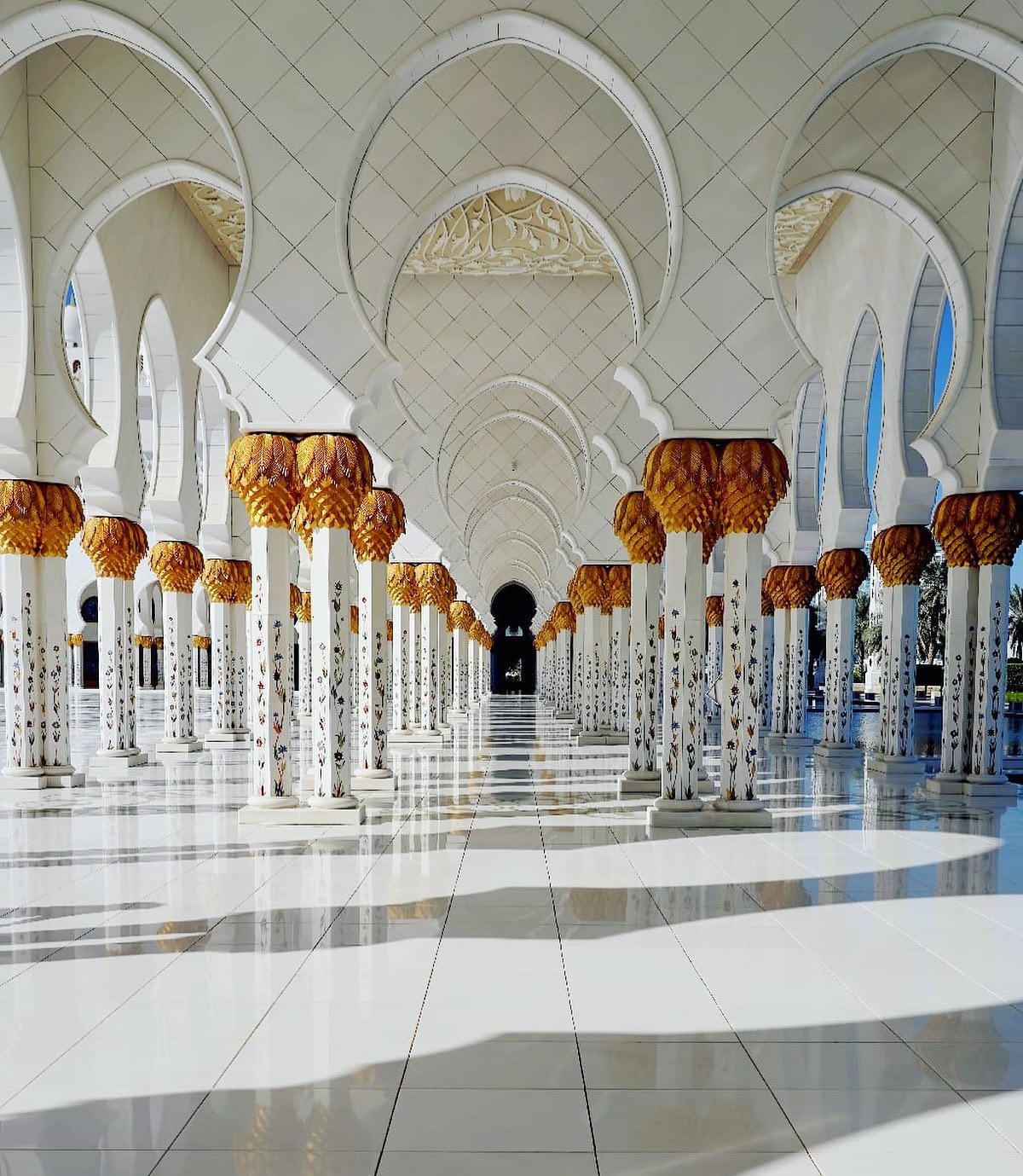 🇦🇪 【阿布達比Abu Dhabi 】世界最美的清真寺
🕌️ Sheikh Zayed 『謝赫扎耶德』大清真寺，是阿聯皇室用無上限財力打造。整座清真寺線條優雅俐落，潔白精緻，完美裝飾回教圖騰藝術
👳‍♀️來自全球頂尖的建材與工藝，花費超過55億美金，46頓黃金，高達三千多位工人參與興建

#uae #阿拉伯聯合大公國 #阿布達比 #阿布達比大清真寺 #謝赫扎耶德清真寺 #travelwithmikeanna #把世界當教室🌍