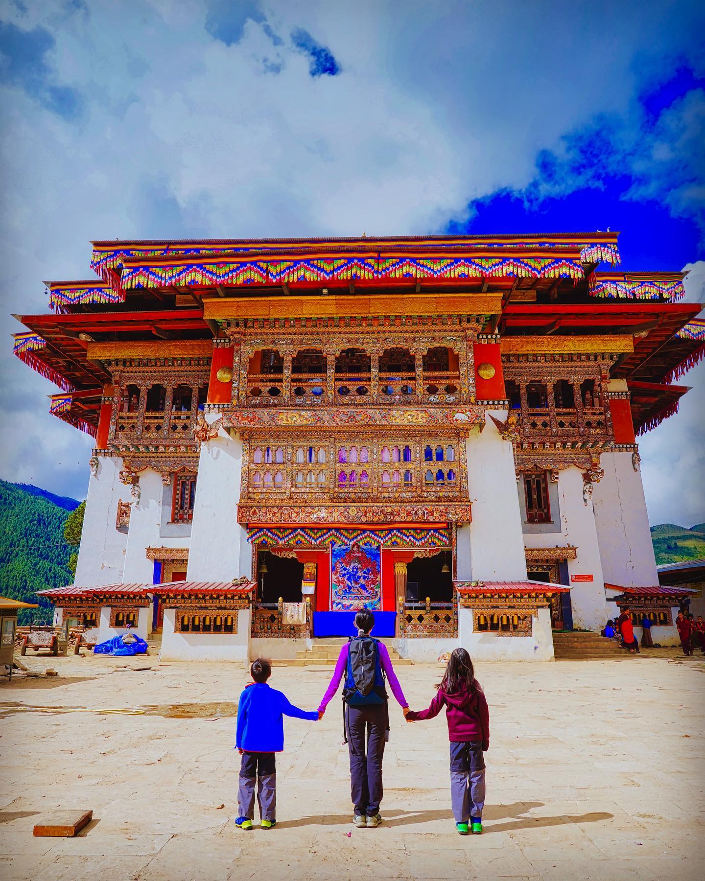 🇧🇹 【Buthan不丹】崗提寺
⛩️崗提寺興建於15世紀，聳立在村莊高處，在當地佔據重要地位，也是Phobjikha Valley著名的觀光景點 
🌳不丹無污染的自然環境，是最適合進行健行的國度，其中距離首都140公里遠的崗提Gangtey富吉卡山谷被譽為是不丹最美的山谷，孤獨星球將此地列為戶外健行的首選

#bhutan #不丹 #崗提寺#牽手照系列👫 #把世界當教室🌍 #travelwithmikeanna