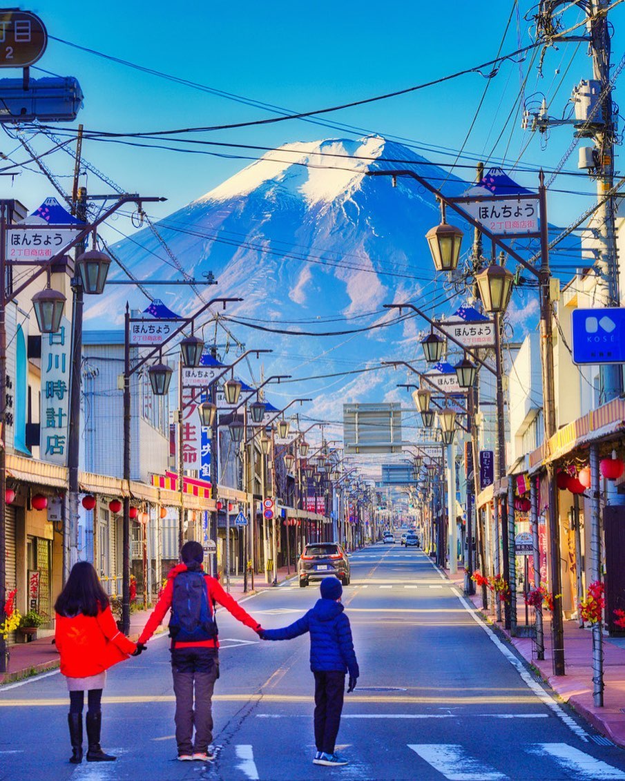 🇯🇵【山梨縣】吉田市
🏔️富士山腳下的海拔約一千公尺的吉田市，是日本海拔最高的城市之一
❤️這裡以充滿古味的本町街道，與巨大富士山背景著稱。想要感受富士山魄力，吉田市其實是個好選擇。
🏮巨大比例富士山外，走十五分鐘就到的新倉山淺間公園富士山五重塔也是知名絕景

#japan #mtfuji #yoshidacity #日本山梨縣 #吉田市 #吉田市富士山 #吉田本町 #把世界當教室🌍 #背包客棧 #travelwithmikeanna