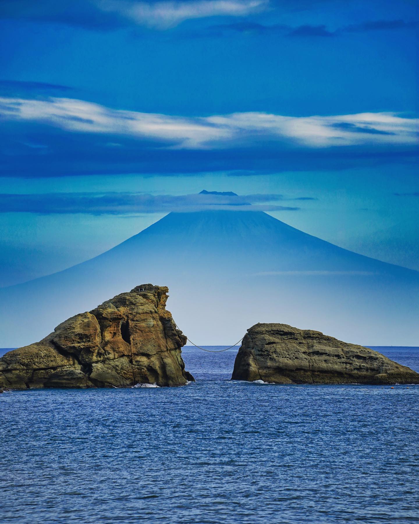 🇯🇵【伊豆半島】雲見岬
🗻 日本精神象徵富士山仿佛從海平面升起，前方兩座奇岩，搭配雲霧繚繞的神秘感，完美的構成成這幅絕景畫面
🌊「雲見岬」坐落於靜岡縣的松崎町，可隔海遠眺雄偉的富士山，視覺上看來有種聳立在海上的錯覺。岸邊兩座高聳的奇岩是火山及海蝕雕刻出的大自然鉅作
❤️富士山的美也需要天空作美才能欣賞到，我們的經驗通常冬季天空較為晴朗，夏季則是容易被雲霧覆蓋通常清晨視線較為清澈
📷為了捕捉絕境，我們特地住在附近旅館，早上六點就起床開車前往。果然七點過後雲層加厚慢慢遮蓋，離開時富士山頭又被遮蔽#iizu #KumomiShore #雲見海岸伊豆旅行 #雲見岬 #雲見海岸 #把世界當教室🌍 #富士山 #日本秋季絕景 #travelwithmikeanna