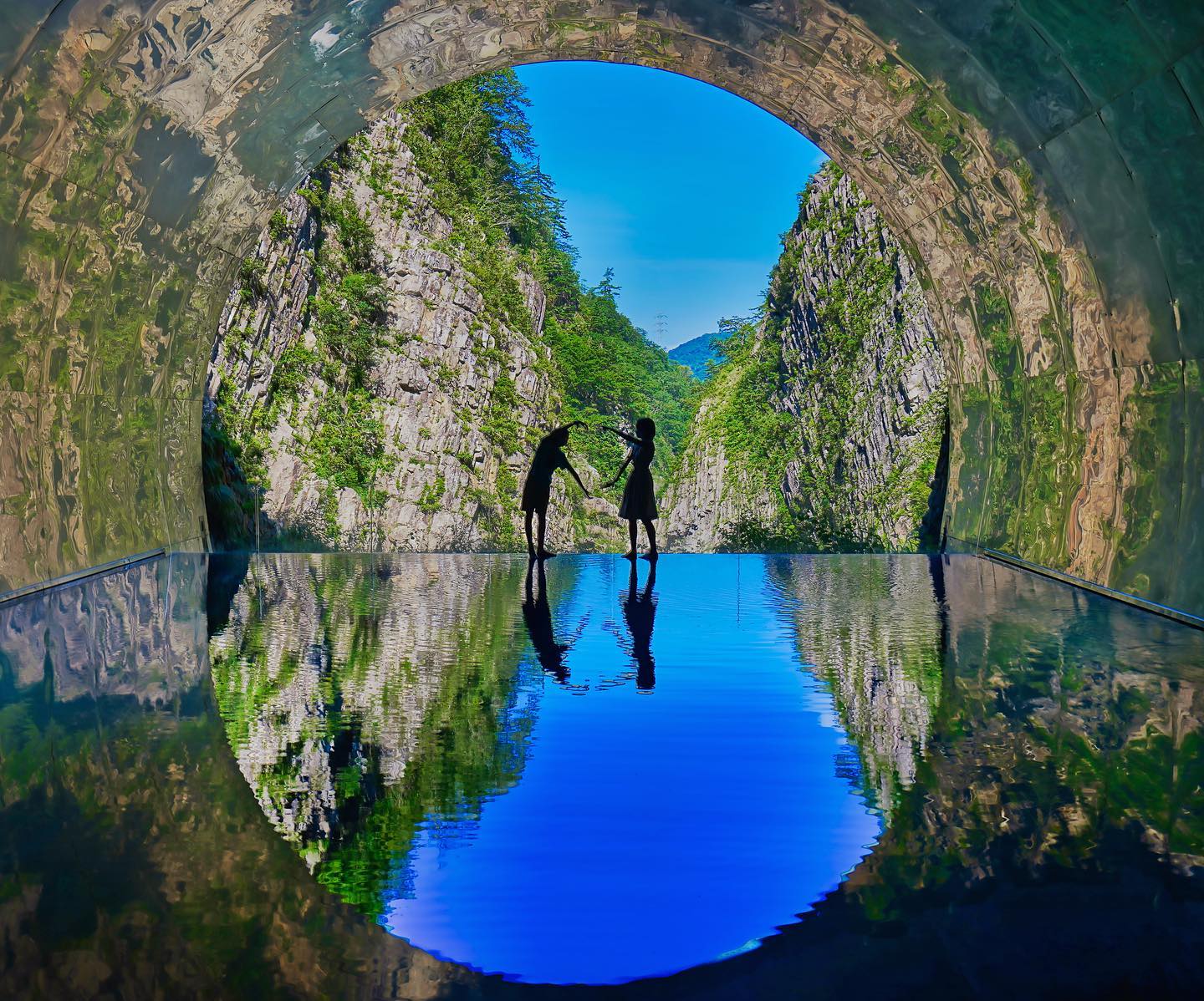 🇯🇵【新瀉 】清津峽
🪞隧道內的湧泉水鏡，讓峽谷隨四季變化的宏偉景觀完美反射，加上人影點綴，構成這幅著名絕景
👍 位於日本新潟縣十日町市的清津峽，是日本三大峽谷之一。全長750公尺的步行隧道-清津峽谷隧道”Tunnel of lights”，是上信越高原國立公園的一處名勝#niigata #新潟観光 #kiyotsugorge #清津峡 #清津峽 #把世界當教室🌍 #日本秋季絕景 #牽手照系列👫 #travelwithmikeanna